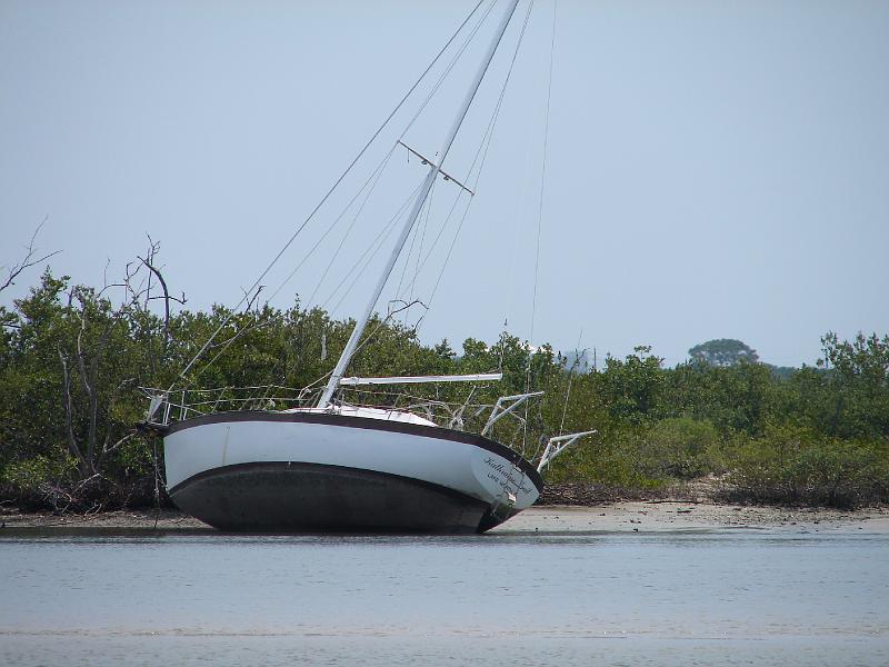 09_06_06 004.jpg - Immer wieder sehe ich Boote, die auf Grund gelaufen sind...